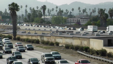 el tráfico se mueve lentamente a lo largo de una autopista muy transitada en los ángeles 8