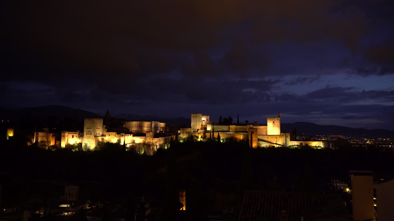 famoso palacio de la alhambra iluminado por la noche, amplia toma estática