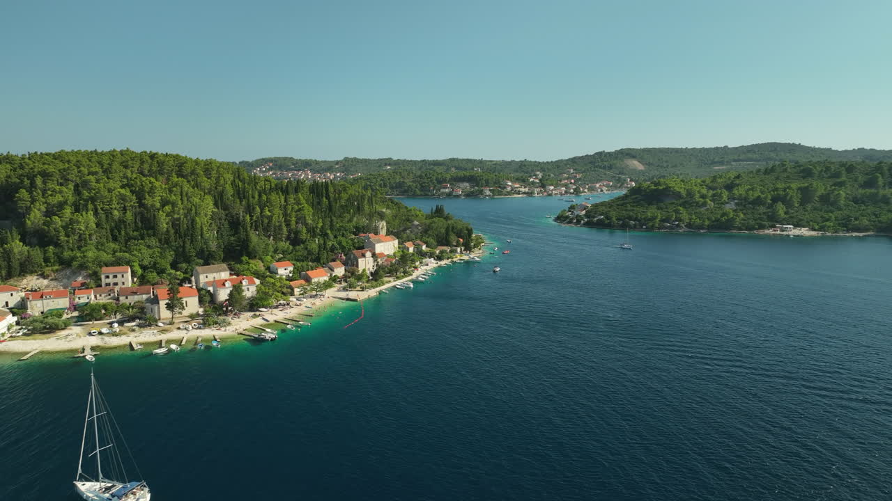 Panorerande flygfoto över segelbåtar som kryssar mellan Korčula-öarna i Kroatien en solig dag