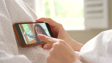 llamada de video en la cama
