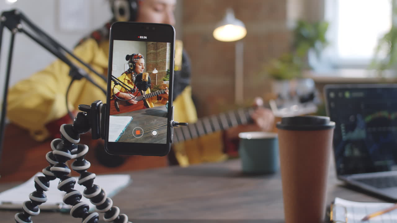 smartphone grabando un concierto en línea de una cantante