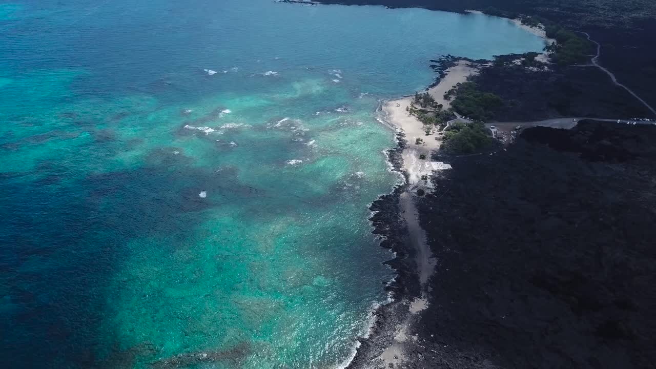 검은색, 녹색, 파란색의 아름다운 대비가 있는 하와이의 큰 섬, 모두 위에서 볼 수 있습니다.