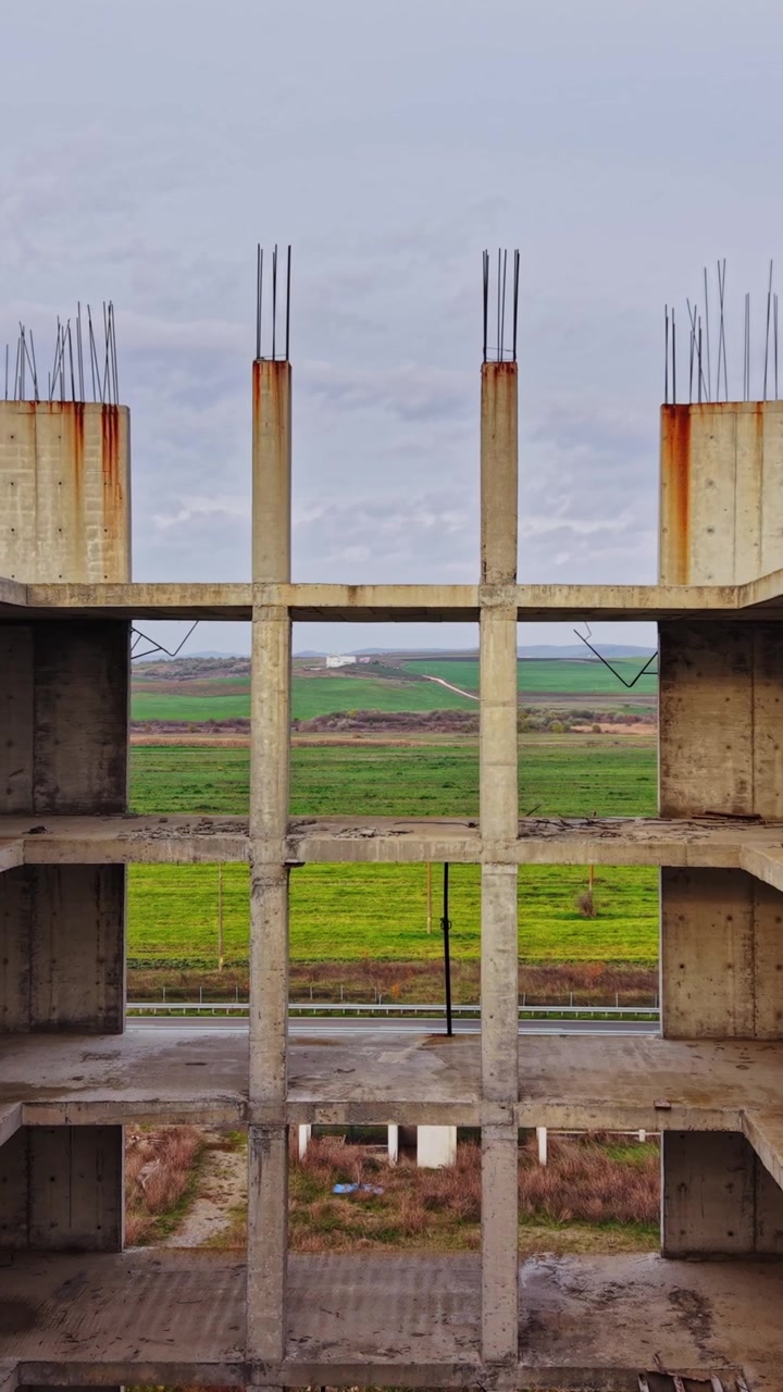 Esplorare un cantiere edile incompiuto con vista panoramica sul paesaggio
