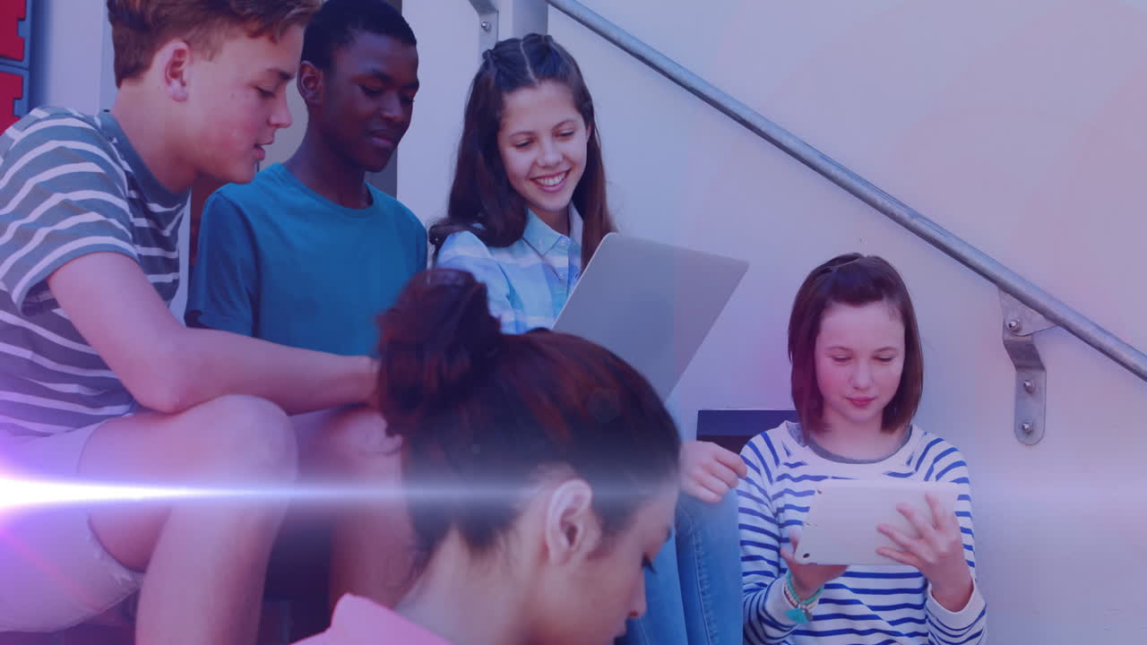 학교에서 태블릿을 사용하는 행복한 다양한 학생들의 그룹에 대한 조명의 애니메이션