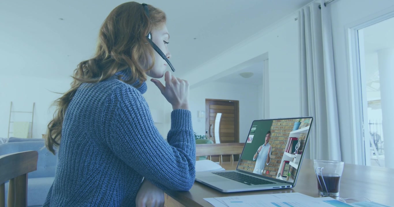 Animatie van biometrische vingerafdrukscanner boven Kaukasische vrouw die thuis een videogesprek voert op een laptop