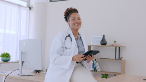 Tecnología,-Doctora-Con-Tableta