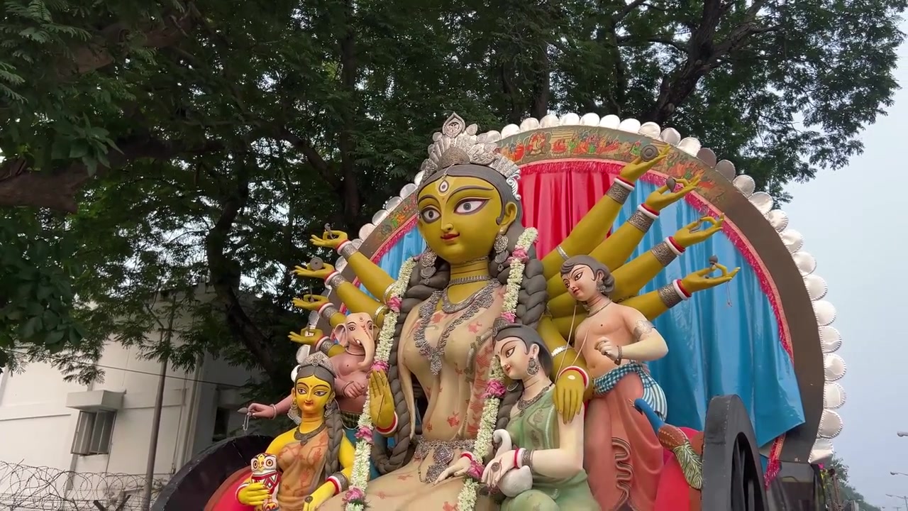 Tema unico e grazioso dell'idolo di Durga a Red Road a Calcutta, India. Processione della Durga Puja.