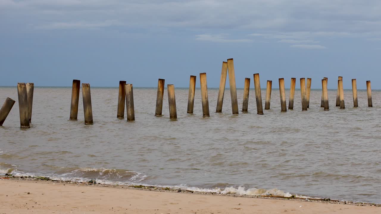 태국 해안 해변을 따라 있는 오래된 부두의 추상 콘크리트 기둥과 기둥