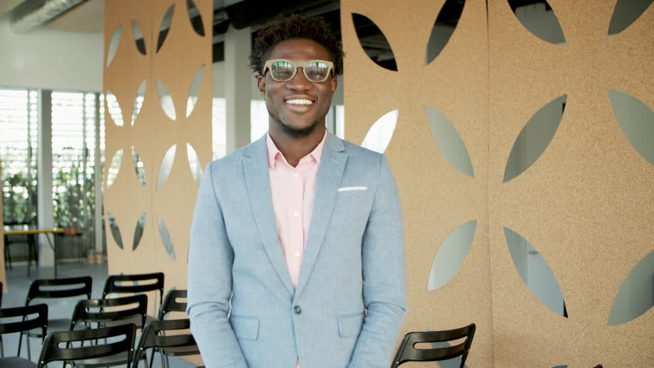 disparo medio de un guapo hombre barbudo mirando a la cámara