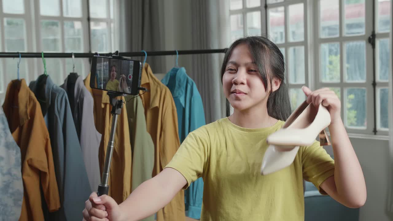 Teenager Fashion Influencer Vlogging