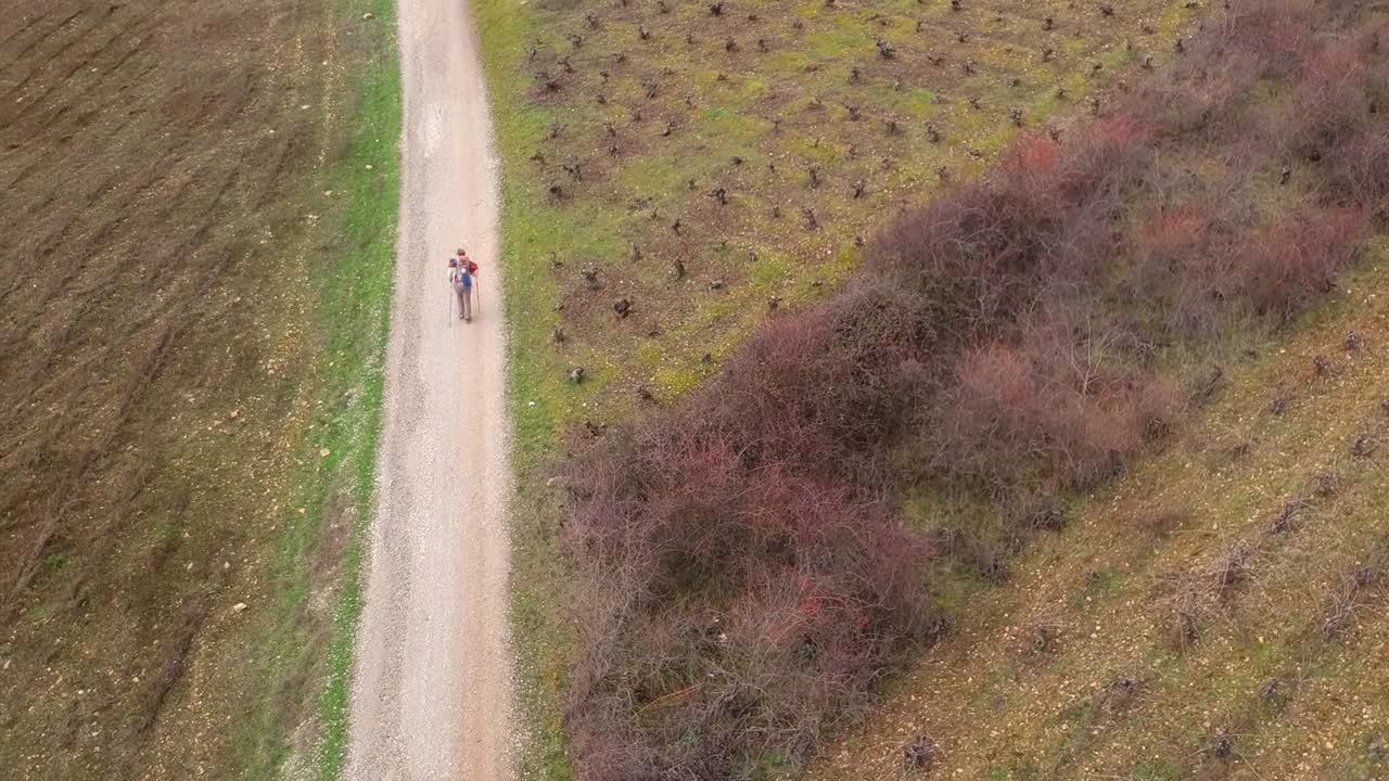 Coppia di escursionisti che camminano sul Cammino di Santiago