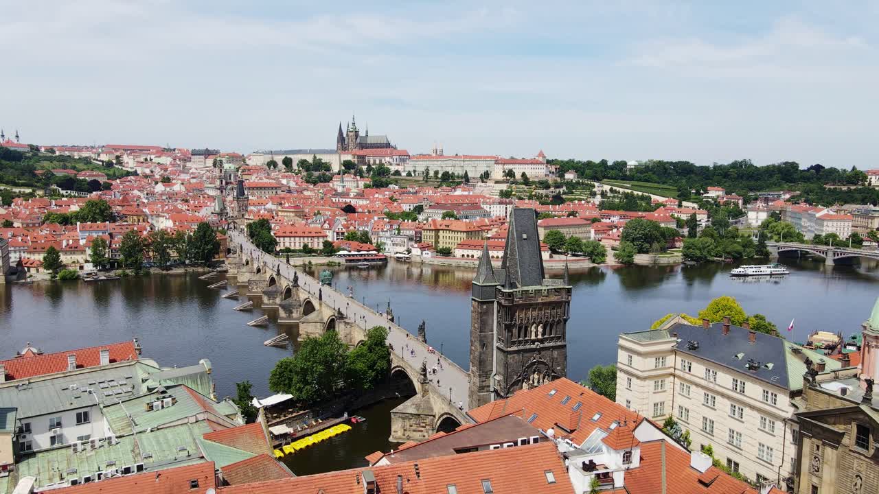 Veduta aerea del Ponte Carlo che conduce al Castello di Praga in una luminosa giornata estiva.
