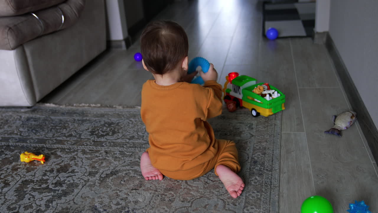 바닥 에 있는 장난감 으로 놀고 있는 아기