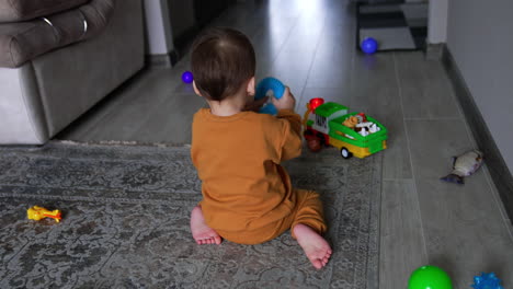 bebé jugando con juguetes en el suelo