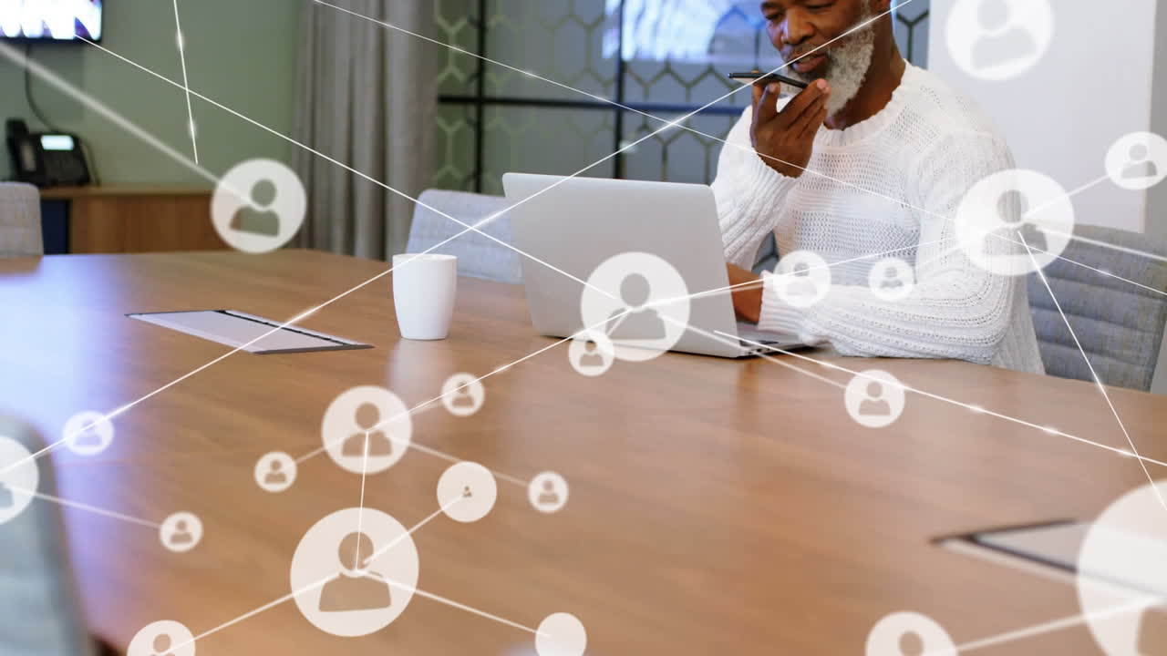 animación de una red de conexiones sobre un hombre de negocios afroamericano que usa un teléfono inteligente