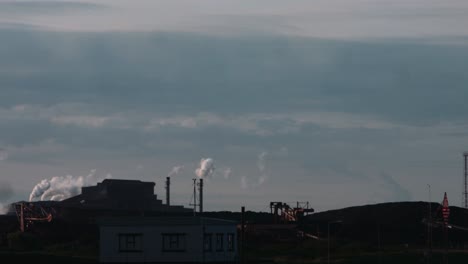 Sonnenaufgangsansicht-Eines-Industriellen-Stahlwerks,-Das-CO2-In-Die-Atmosphäre-Pumpt