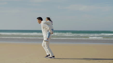 Feliz-Padre-Japonés-Dando-A-Su-Linda-Y-Graciosa-Hija-Un-Paseo-A-Cuestas