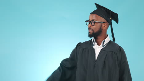 señal, lista y cara de hombre graduado
