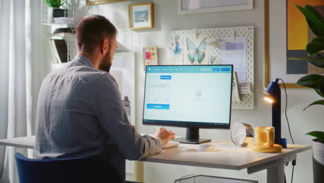hombre trabajando en una computadora en casa
