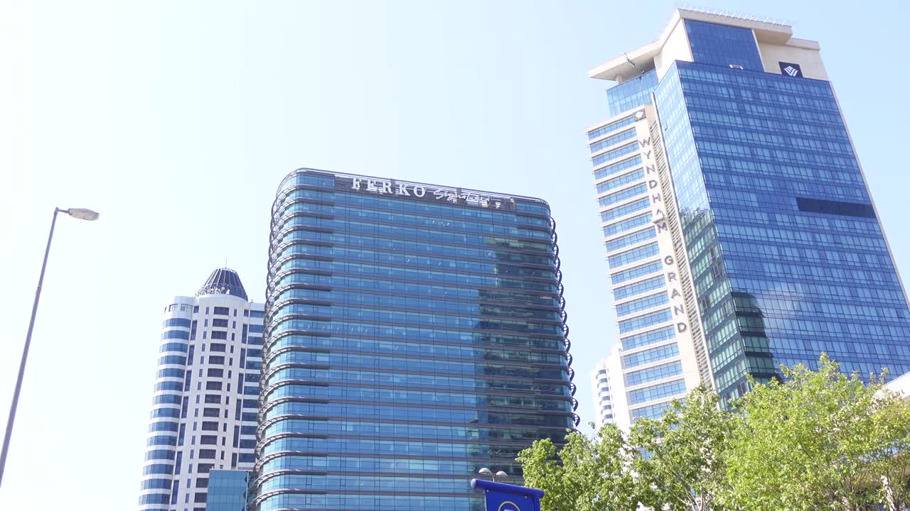 altos rascacielos modernos en la ciudad