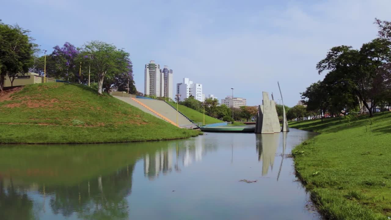 vista al lago del parque vitoria regia con capa acústica de escenario en la parte trasera en la ciudad de bauru