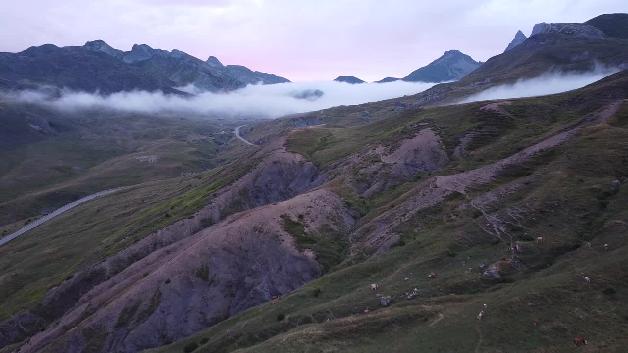 pirineos españoles, españa - vista aérea de drones de montañas nubladas durante la puesta de sol