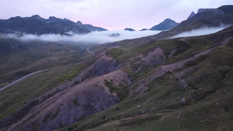 스페인 피레네 산맥, 스페인 - 일몰 동안 흐린 산의 공중 드론 보기