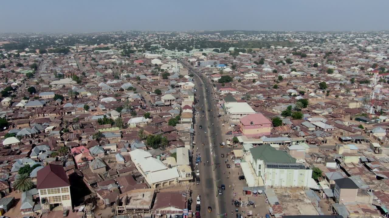 Rodovia movimentada em Gombe, Nigéria - vista aérea descendente da cidade