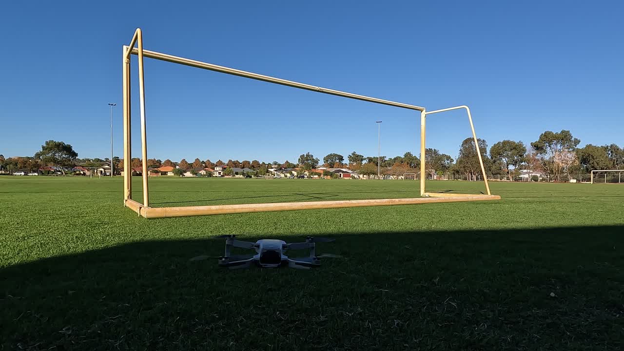 축구 골과 경기장을 가로질러 날아다니는 드론의 모습