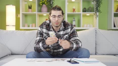 joven calculando el presupuesto del hogar.