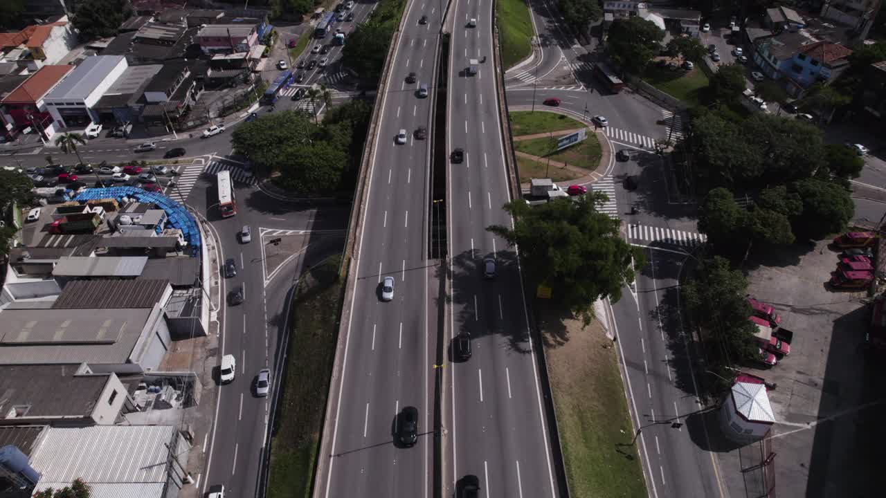 drone muestra tráfico en un viaducto