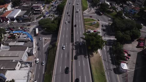 Drone-Muestra-Tráfico-En-Un-Viaducto