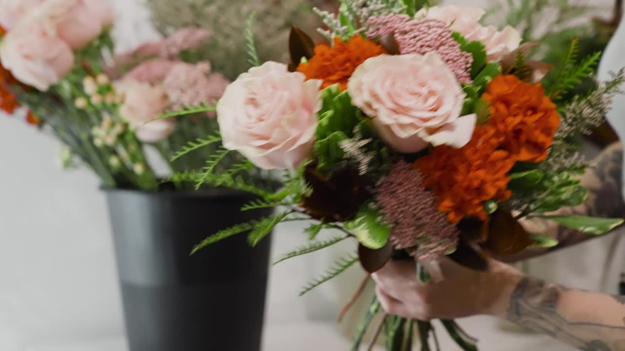 una floristería creando un intrincado arreglo floral