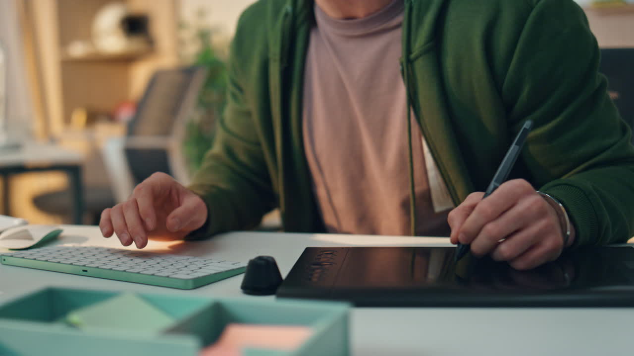 diseñador enfocado trabajando en la oficina de computadora de primer plano. creador manos dibujando tableta