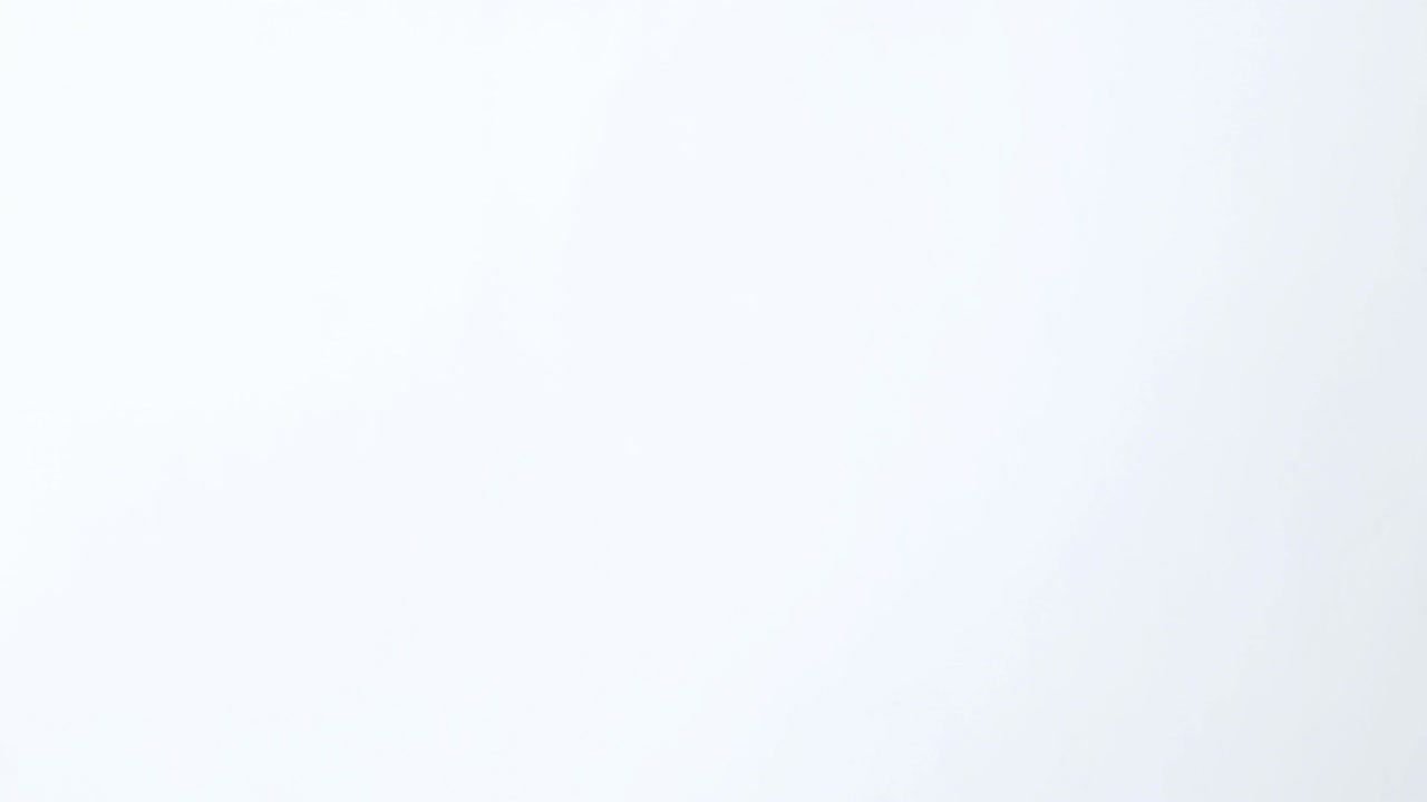 un hombre sostiene una pantalla verde en su mano, la muestra y la oculta. video de bucle