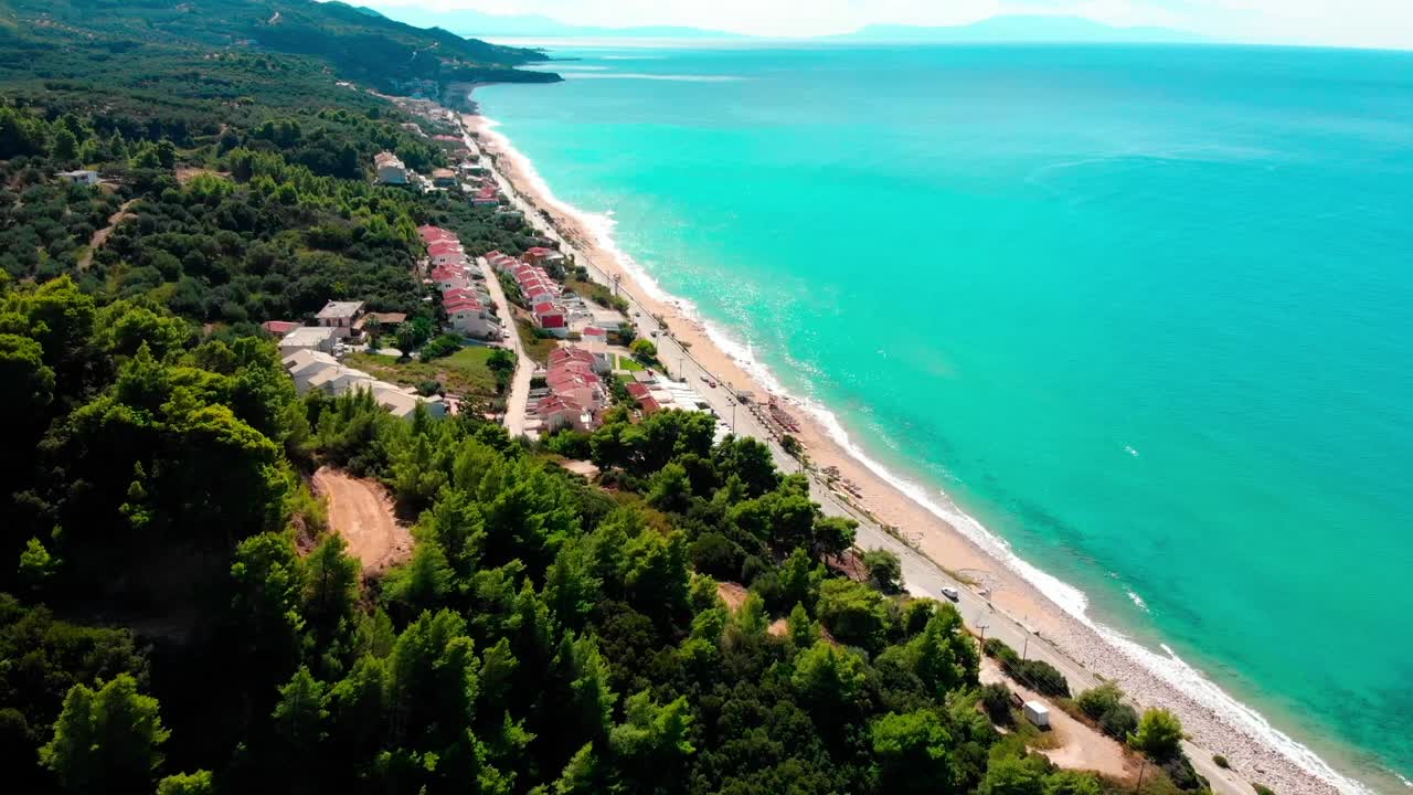 drones vuelan sobre una hermosa playa en grecia