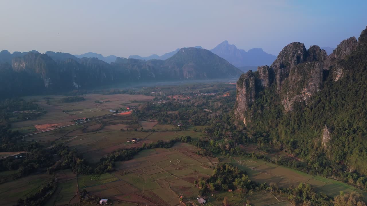 Valle panoramica del Laos, campagna di Vang Vieng durante la stagione secca.