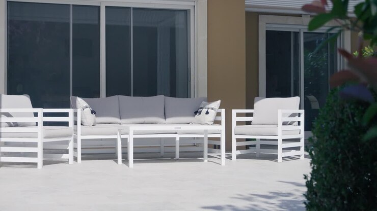 Mobili da giardino su una terrazza con il suo divano e panche di legno