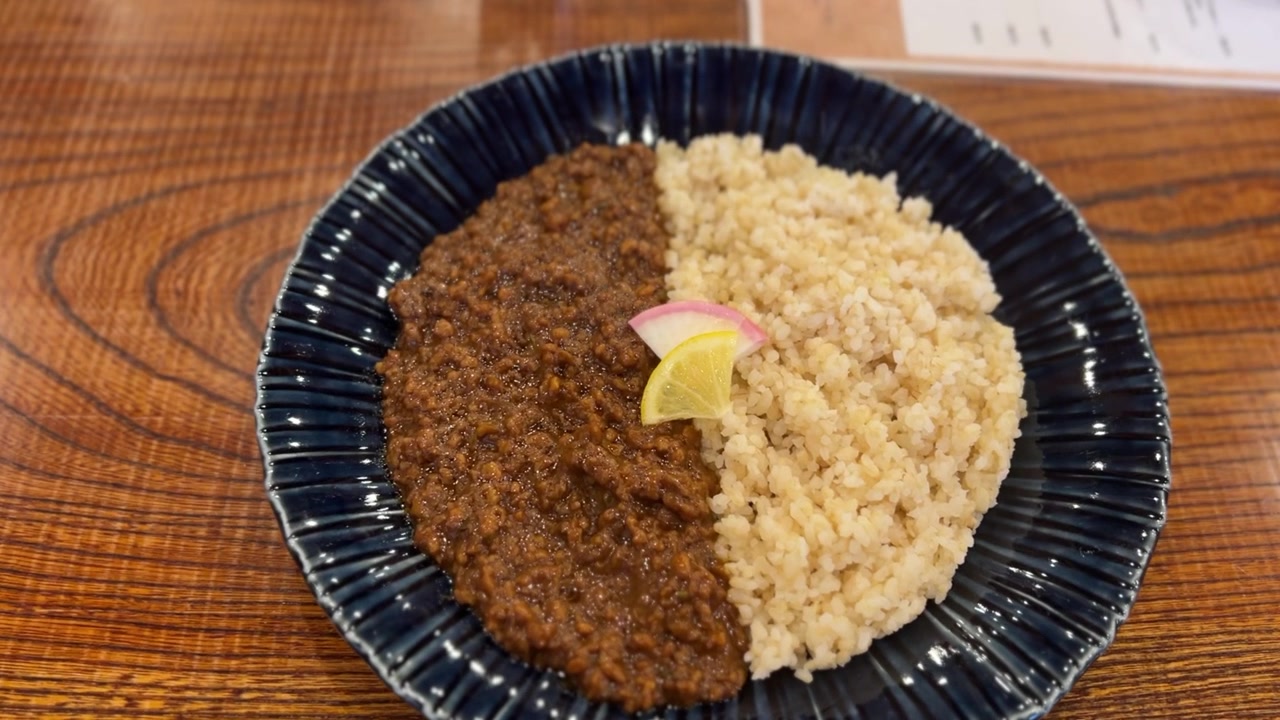Plato de Curry Keema Vegano Japonés con Carne de Soja y Arroz Integral