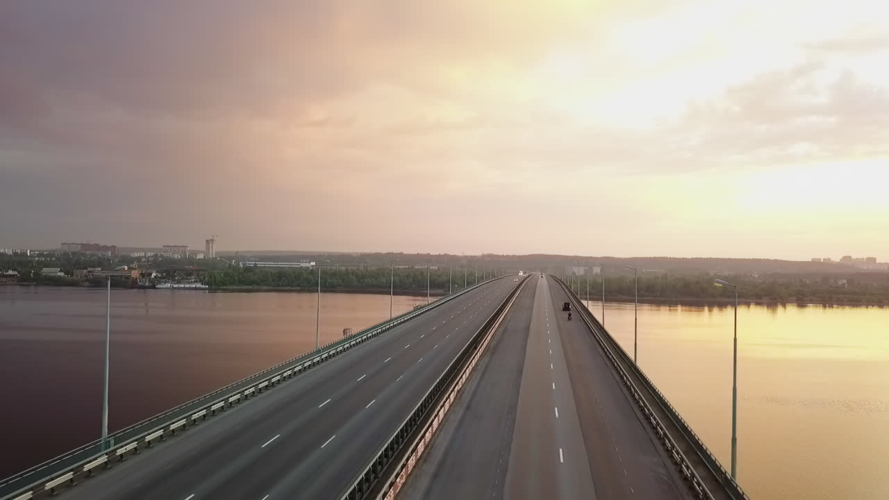 해가 지면 강을 가로지르는 다리