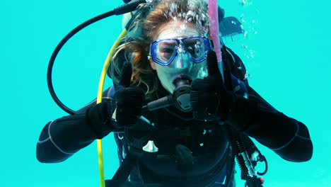 mujer haciendo entrenamiento de buceo en la piscina