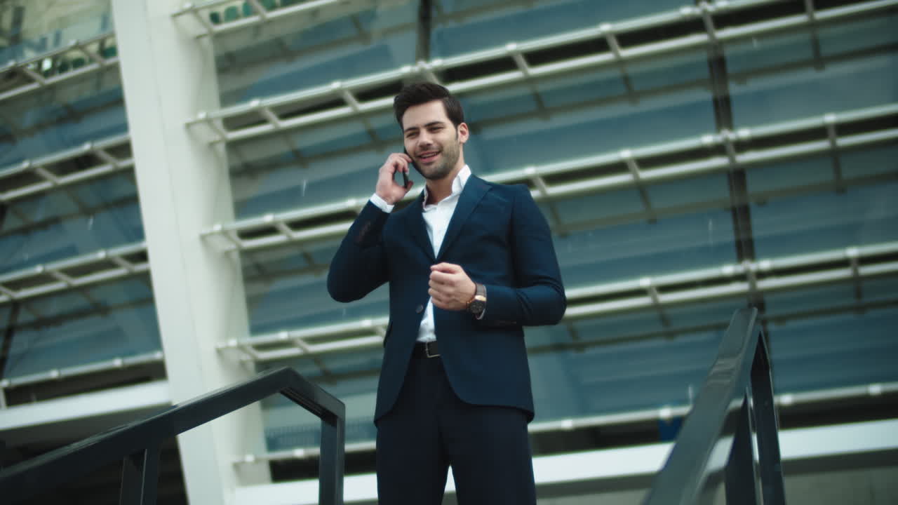 vista de cerca del hombre de negocios positivo en traje de lujo cerca del estadio