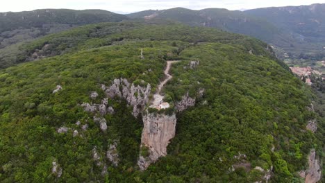 Hermoso-Paisaje-Aéreo-De-La-Iglesia-Y-Las-Rocas-De-Corfú,-Grecia