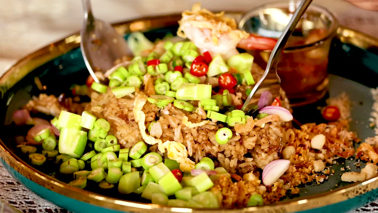 mezclando ingredientes para un sabroso plato tailandés