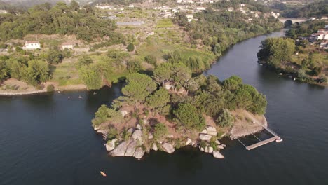 Insel-Der-Liebe-In-Castelo-De-Paiva,-Portugal,-Ansicht-Der-Luftdrohnenbahn