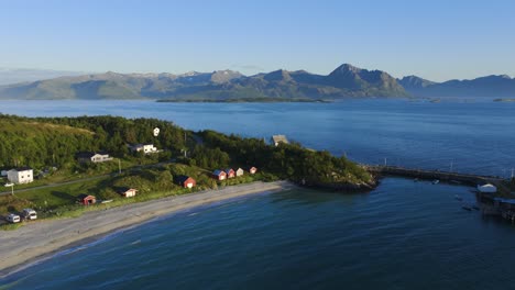 y casas frente a la playa en bovaer, skaland, noruega durante el verano