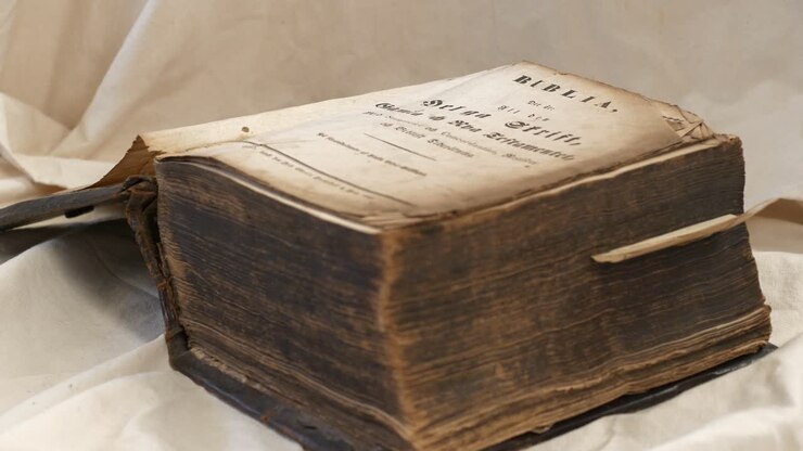 Big Antique Bible, Dolly, Close Up
