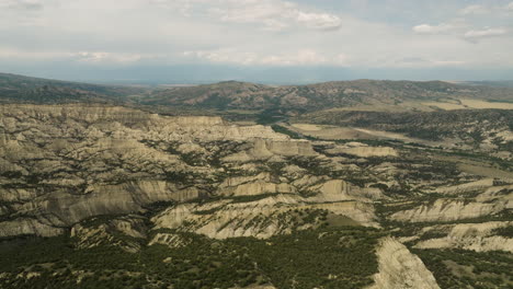 Ödland-Mit-Erodierten-Hügeln-Im-Naturschutzgebiet-Vashlovani-In-Georgia