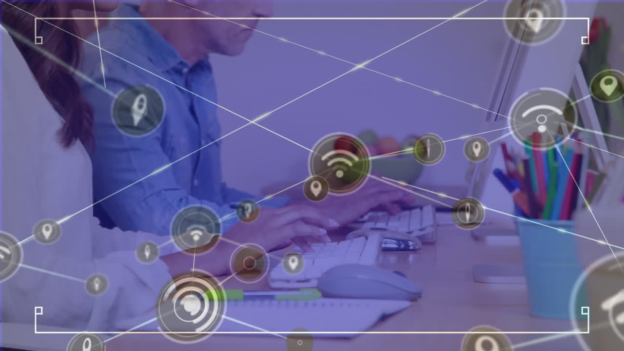 animación de una red de iconos digitales sobre diversos hombres y mujeres que usan computadoras en la oficina.