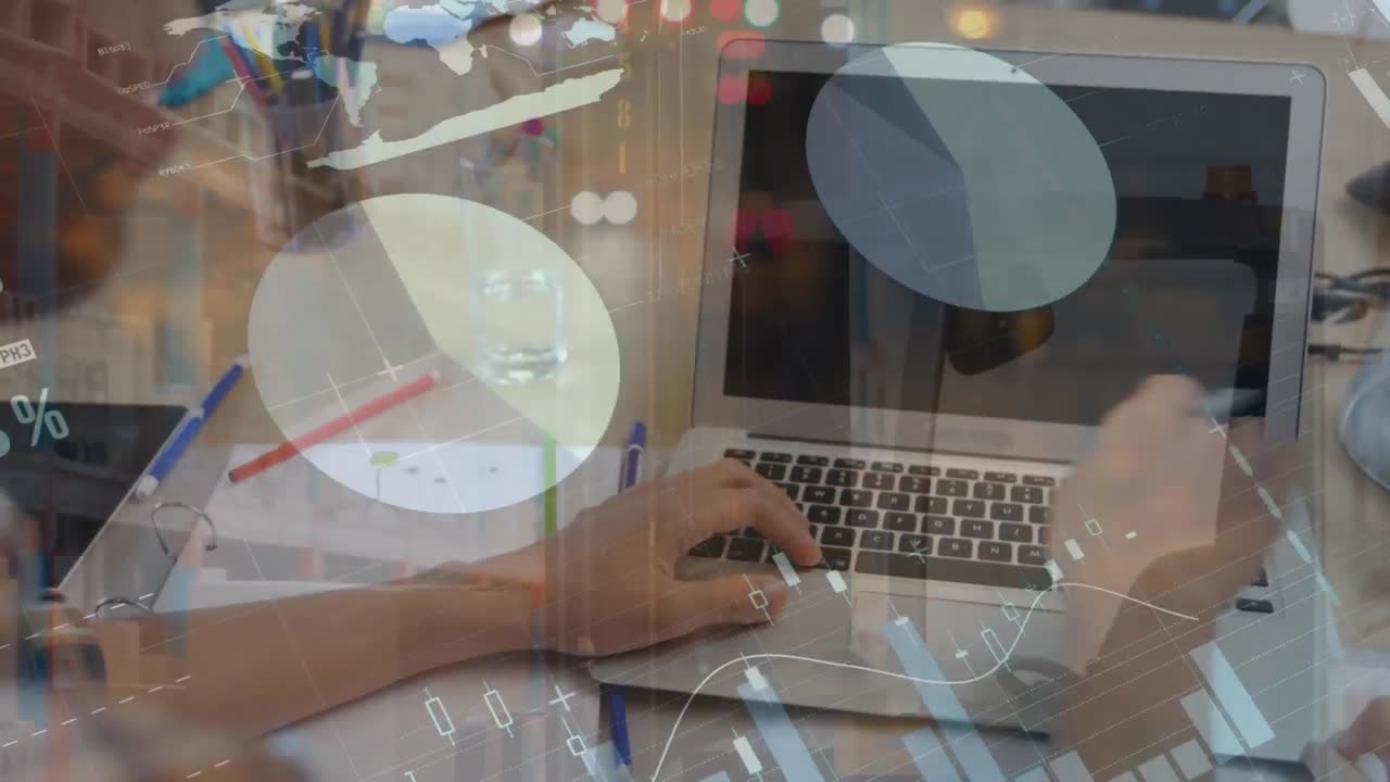 animación de estadísticas y procesamiento de datos sobre empresario usando computadora portátil en la oficina.